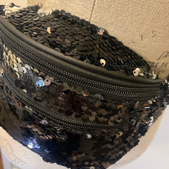 ✨NWOT✨ Large Sequence Fashionable Fanny Pack - Picture 14 of 15